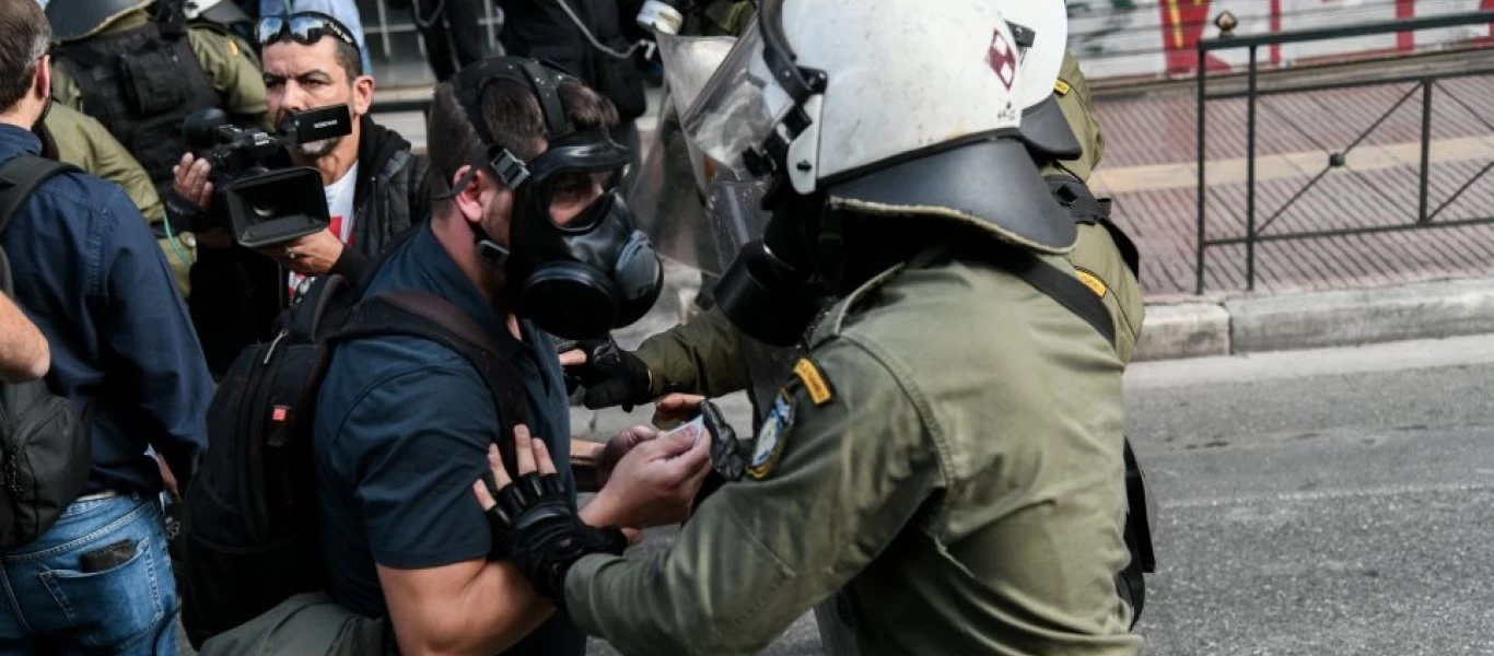 Ακροαριστεροί φοιτητές έκαναν «Εξάρχεια» το Καβούρι της Βουλιαγμένης - Χημικά από τα ΜΑΤ (φώτο)